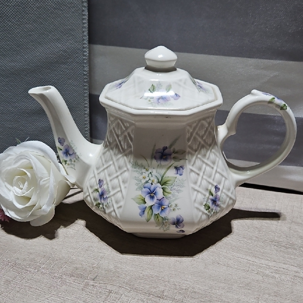 Windsor by Sadler English Vintage Lattice Work Blue Pansey Octogonal Teapot